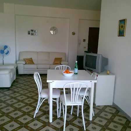 Spacious 2 Bedroom 700 M From The Sea Appartamento Scalea